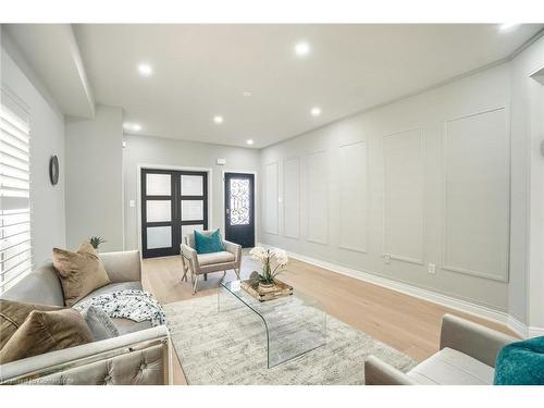 318 Wallace Street, Dufferin, ON - Indoor Photo Showing Living Room