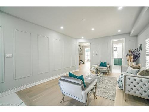 318 Wallace Street, Dufferin, ON - Indoor Photo Showing Living Room