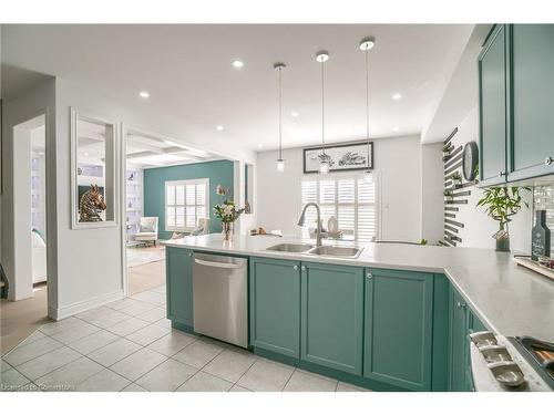 318 Wallace Street, Dufferin, ON - Indoor Photo Showing Kitchen With Double Sink With Upgraded Kitchen