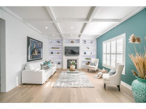 318 Wallace Street, Dufferin, ON - Indoor Photo Showing Living Room