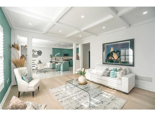 318 Wallace Street, Dufferin, ON - Indoor Photo Showing Living Room