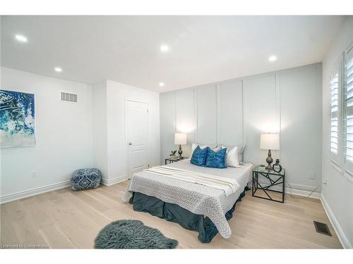 318 Wallace Street, Dufferin, ON - Indoor Photo Showing Bedroom