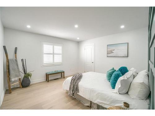 318 Wallace Street, Dufferin, ON - Indoor Photo Showing Bedroom