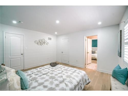 318 Wallace Street, Dufferin, ON - Indoor Photo Showing Bedroom