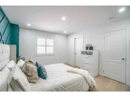 318 Wallace Street, Dufferin, ON - Indoor Photo Showing Bedroom