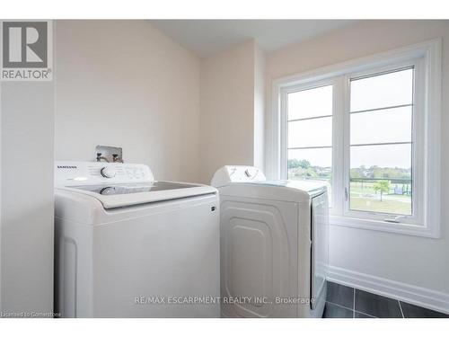 9201 Griffon Street, Niagara Falls, ON - Indoor Photo Showing Laundry Room