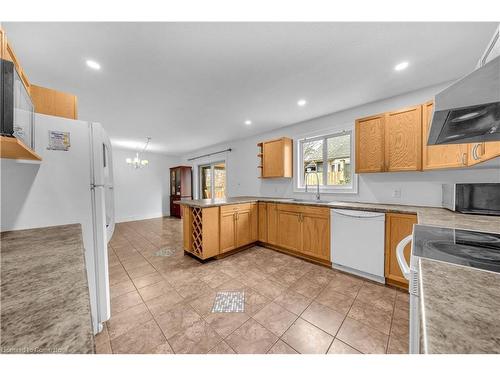 47 Queen Street N, Thorold, ON - Indoor Photo Showing Kitchen