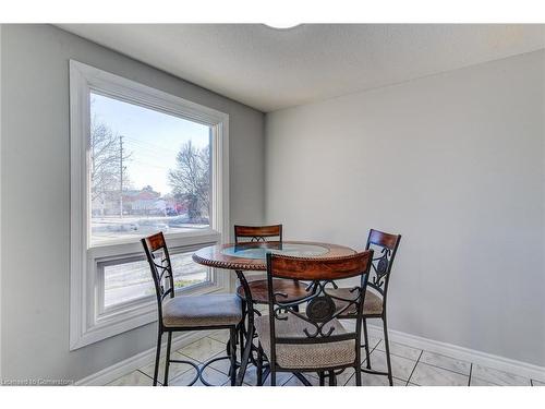 54-210 Glamis Road, Cambridge, ON - Indoor Photo Showing Dining Room