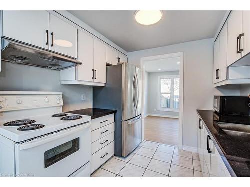 54-210 Glamis Road, Cambridge, ON - Indoor Photo Showing Kitchen