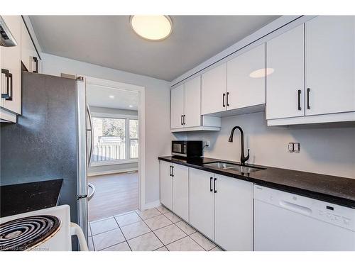 54-210 Glamis Road, Cambridge, ON - Indoor Photo Showing Kitchen With Double Sink