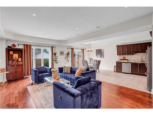 17 Lagoon Avenue, Hamilton, ON - Indoor Photo Showing Living Room