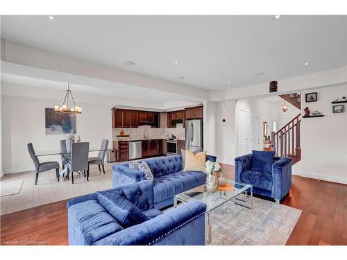 17 Lagoon Avenue, Hamilton, ON - Indoor Photo Showing Living Room