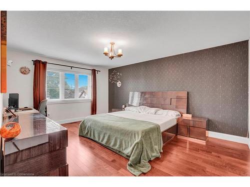 17 Lagoon Avenue, Hamilton, ON - Indoor Photo Showing Bedroom