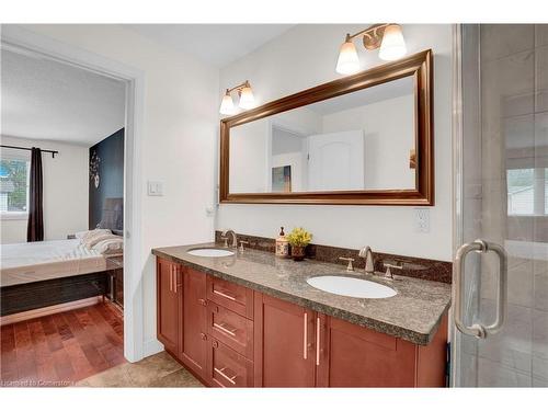 17 Lagoon Avenue, Hamilton, ON - Indoor Photo Showing Bathroom