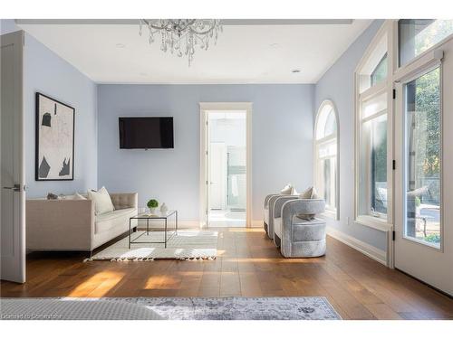 908 Bishop Place, Hamilton, ON - Indoor Photo Showing Living Room