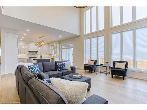 67 Creanona Boulevard, Stoney Creek, ON - Indoor Photo Showing Living Room