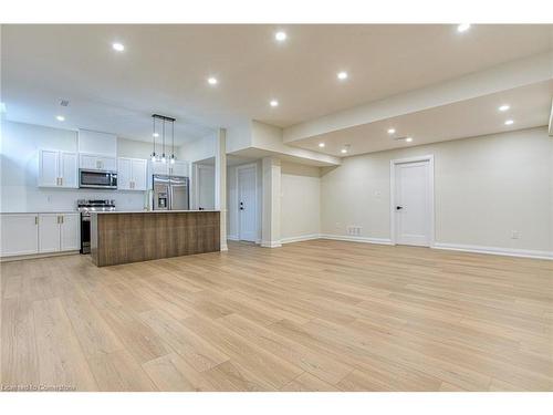 67 Creanona Boulevard, Stoney Creek, ON - Indoor Photo Showing Kitchen