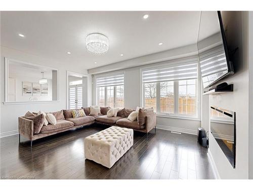 4 Brigham Avenue, Binbrook, ON - Indoor Photo Showing Living Room