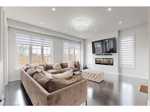 4 Brigham Avenue, Binbrook, ON - Indoor Photo Showing Living Room