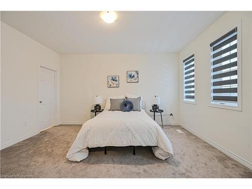 15 Sanford Circle, Springwater, ON - Indoor Photo Showing Bedroom