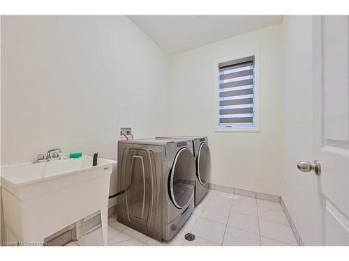 15 Sanford Circle, Springwater, ON - Indoor Photo Showing Laundry Room