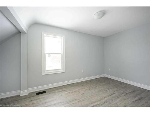 Upper-305 Weir Street N, Hamilton, ON - Indoor Photo Showing Other Room