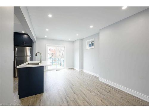 Upper-305 Weir Street N, Hamilton, ON - Indoor Photo Showing Kitchen