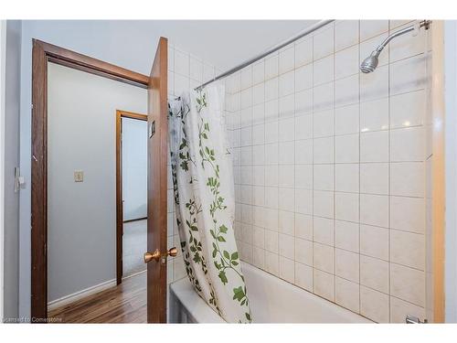 402 Imperial Road S, Guelph, ON - Indoor Photo Showing Bathroom