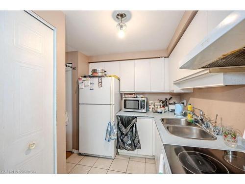 1029 Elgin St N, Cambridge, ON - Indoor Photo Showing Kitchen With Double Sink