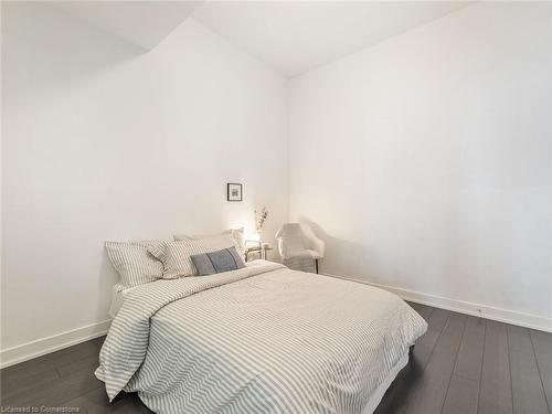 B209-5240 Dundas Street Street, Burlington, ON - Indoor Photo Showing Bedroom