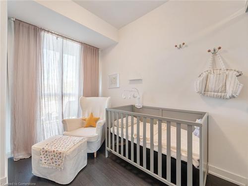 B209-5240 Dundas Street Street, Burlington, ON - Indoor Photo Showing Bedroom