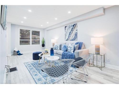 5-445 Pioneer Drive, Kitchener, ON - Indoor Photo Showing Living Room