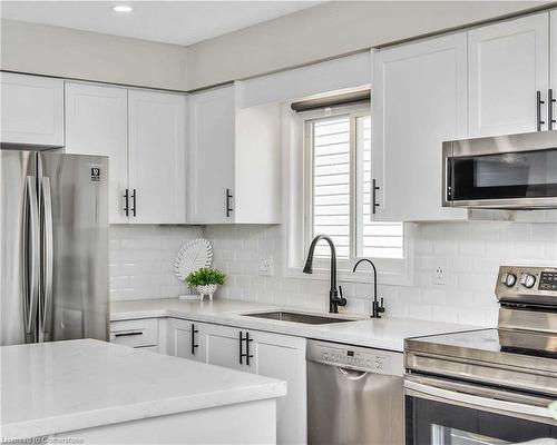 Upper-608 Woolgrass Avenue, Waterloo, ON - Indoor Photo Showing Kitchen With Upgraded Kitchen