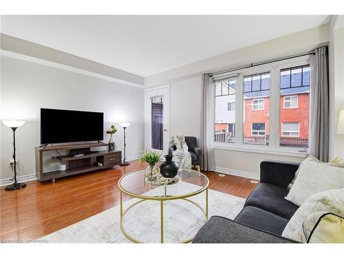 5050 Intrepid Drive, Mississauga, ON - Indoor Photo Showing Living Room