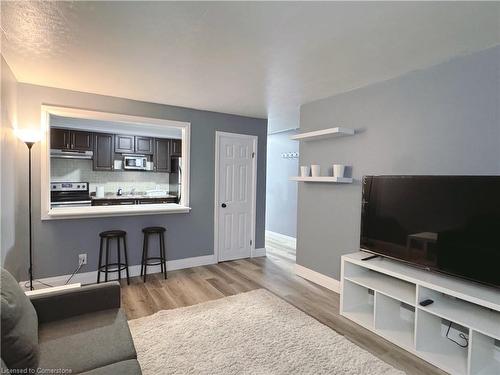 1-281 Lorne Avenue, Kitchener, ON - Indoor Photo Showing Living Room