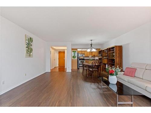 311-310 Mill Street, Peel, ON - Indoor Photo Showing Living Room