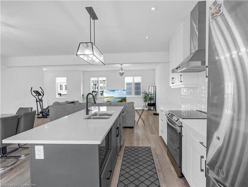 341 Callaway Road, London, ON - Indoor Photo Showing Kitchen With Double Sink With Upgraded Kitchen