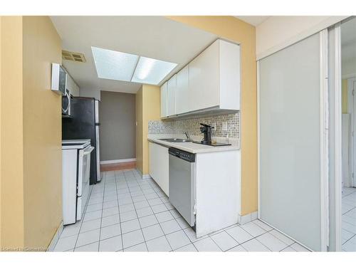 308-305 Webb Drive, Mississauga, ON - Indoor Photo Showing Kitchen