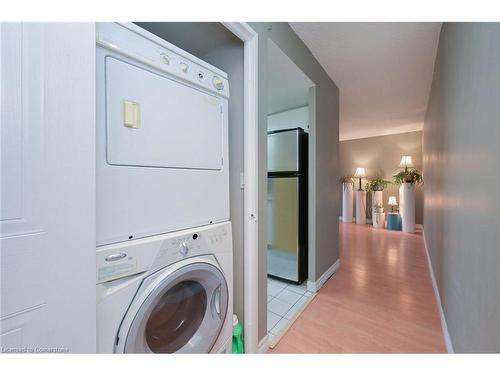 308-305 Webb Drive, Mississauga, ON - Indoor Photo Showing Laundry Room