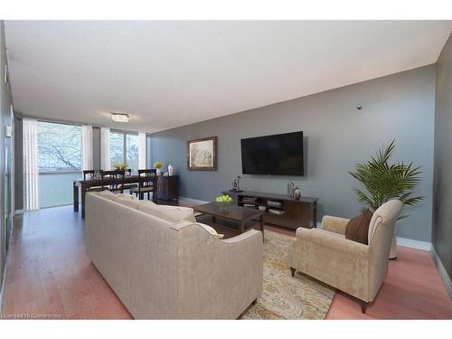 308-305 Webb Drive, Mississauga, ON - Indoor Photo Showing Living Room