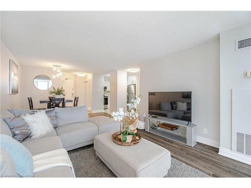 501-25 Trailwood Drive, Mississauga, ON - Indoor Photo Showing Living Room