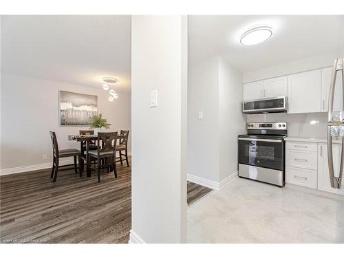 501-25 Trailwood Drive, Mississauga, ON - Indoor Photo Showing Kitchen