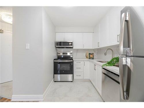 501-25 Trailwood Drive, Mississauga, ON - Indoor Photo Showing Kitchen