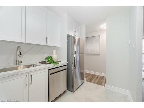 501-25 Trailwood Drive, Mississauga, ON - Indoor Photo Showing Kitchen