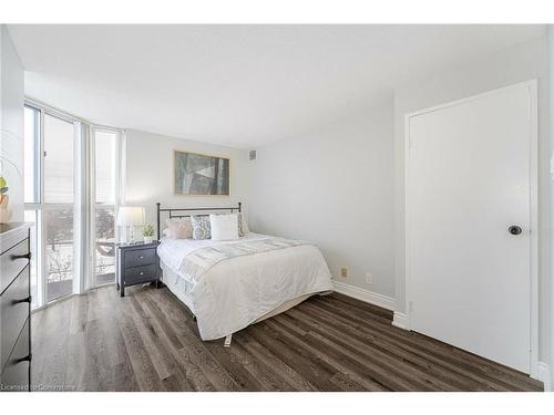 501-25 Trailwood Drive, Mississauga, ON - Indoor Photo Showing Bedroom