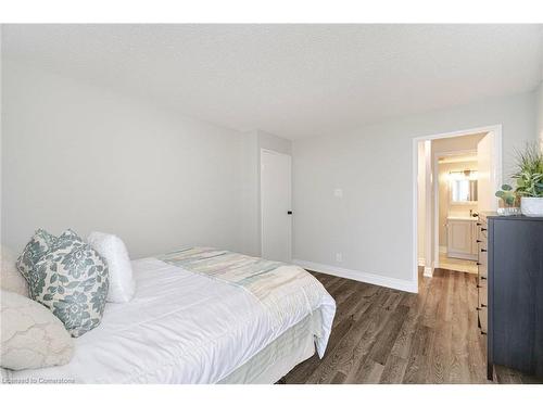 501-25 Trailwood Drive, Mississauga, ON - Indoor Photo Showing Bedroom