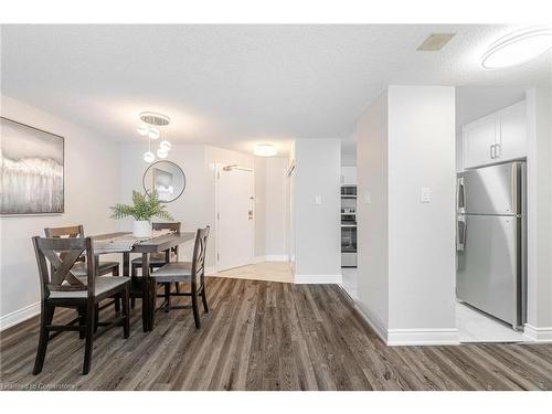 501-25 Trailwood Drive, Mississauga, ON - Indoor Photo Showing Dining Room