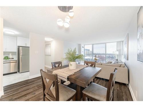 501-25 Trailwood Drive, Mississauga, ON - Indoor Photo Showing Dining Room