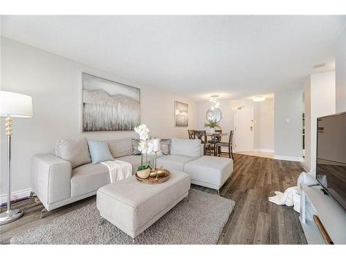 501-25 Trailwood Drive, Mississauga, ON - Indoor Photo Showing Living Room