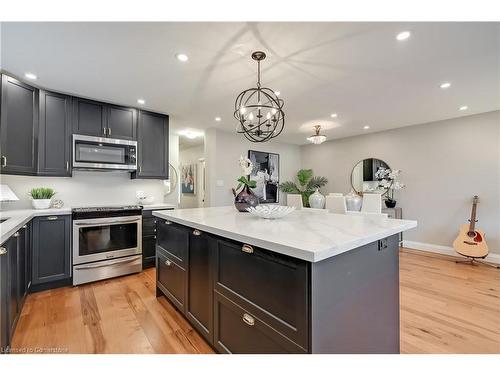 3451 Ashcroft Crescent, Mississauga, ON - Indoor Photo Showing Kitchen With Upgraded Kitchen